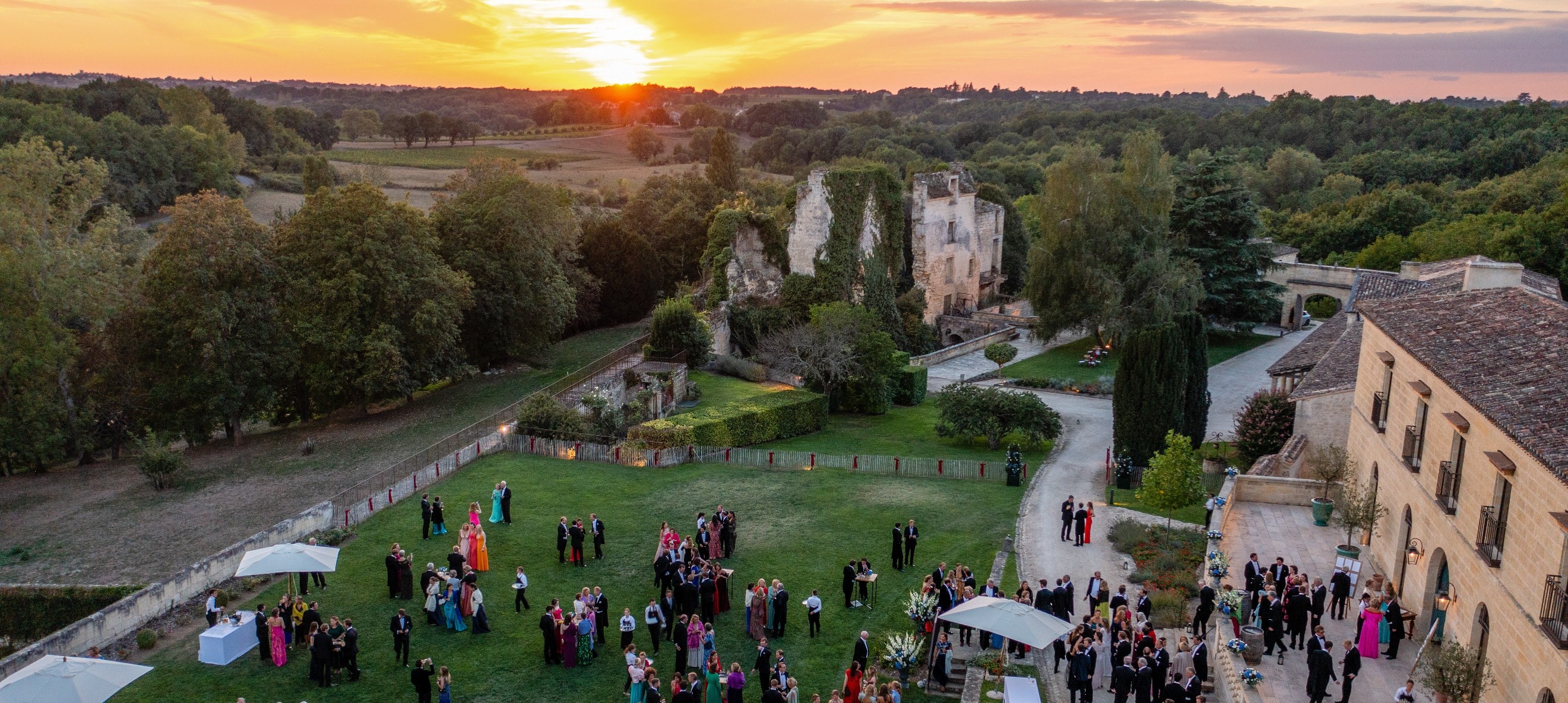 réception en plein air au coucher du soleil